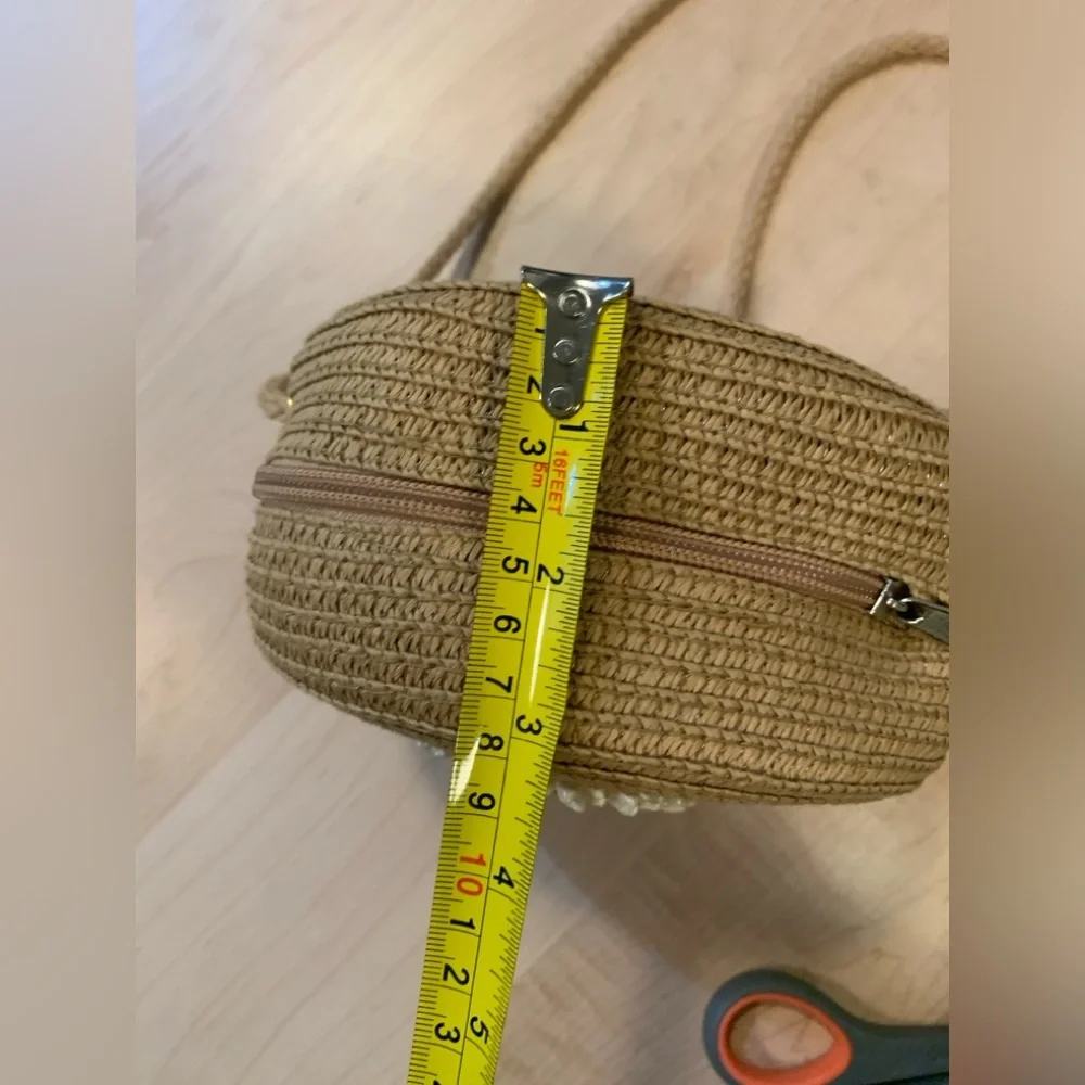 Small round straw bag with flower detail - Picture 3 of 5